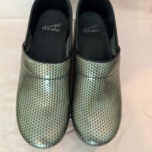 Dansko Pro Metallic Patent Green Honeycomb Clogs Size 38